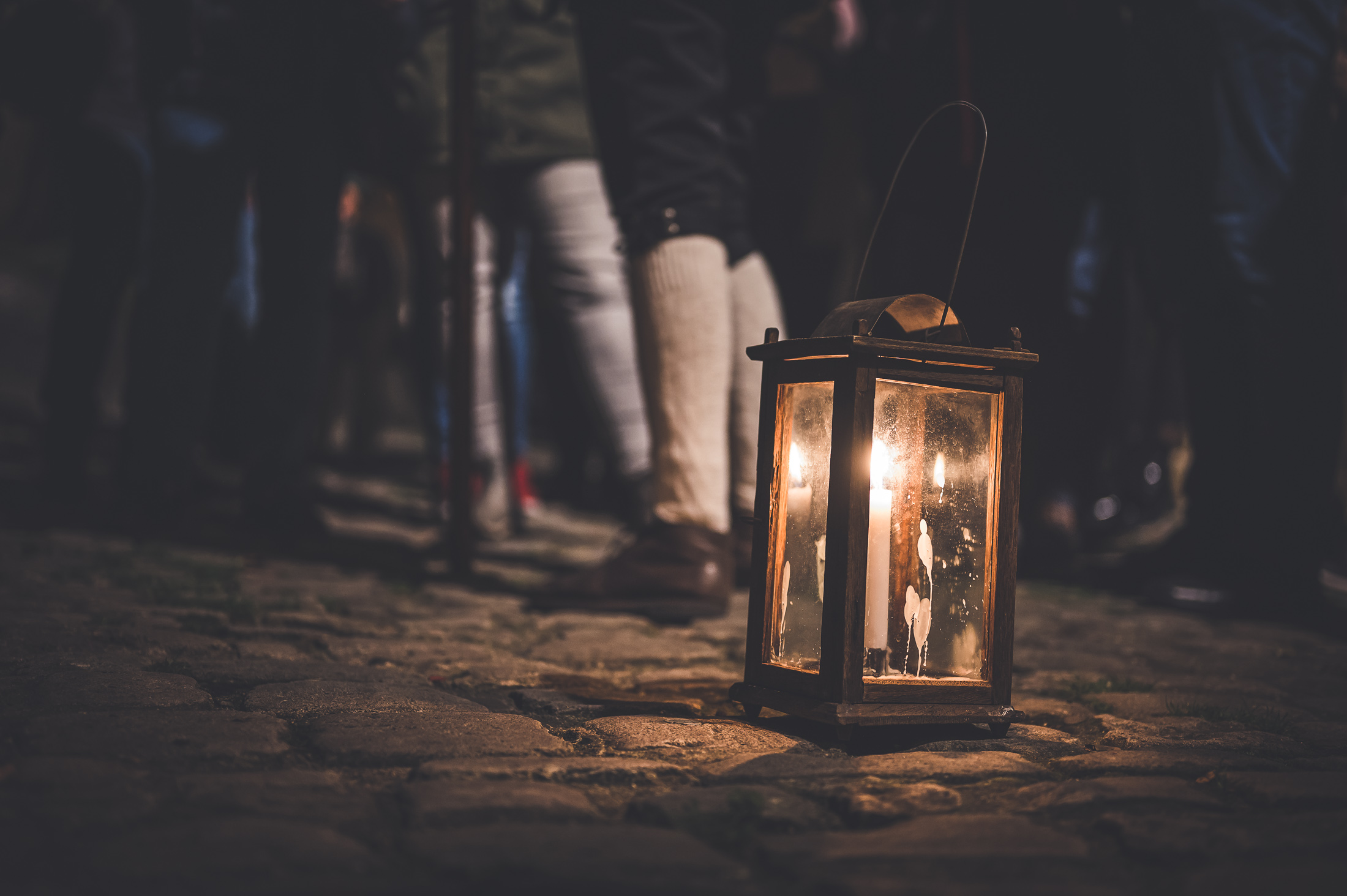 Die Laterne der Bamberger Nachtwächter weist den Weg durch die dunklen Gassen der Bamberger Altstadt